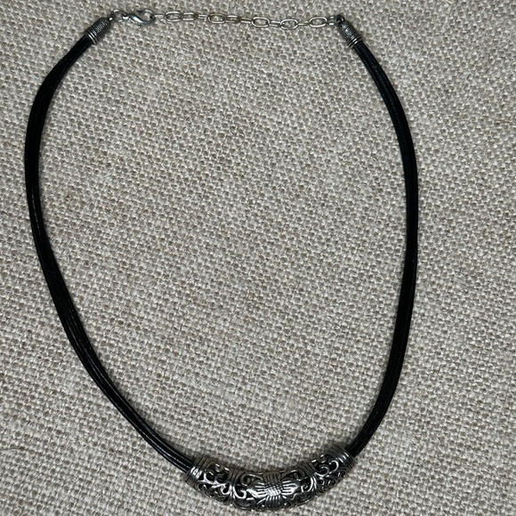 Leather band short necklace with adjustable length. - Picture 3 of 6